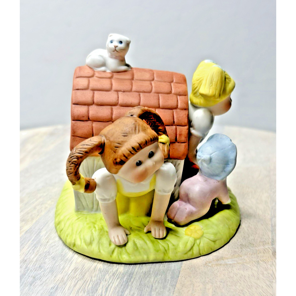 CABBAGE PATCH KIDS PORCELAIN FIGURINE KIDS PLAYING IN DOG HOUSE - Picture 2 of 6